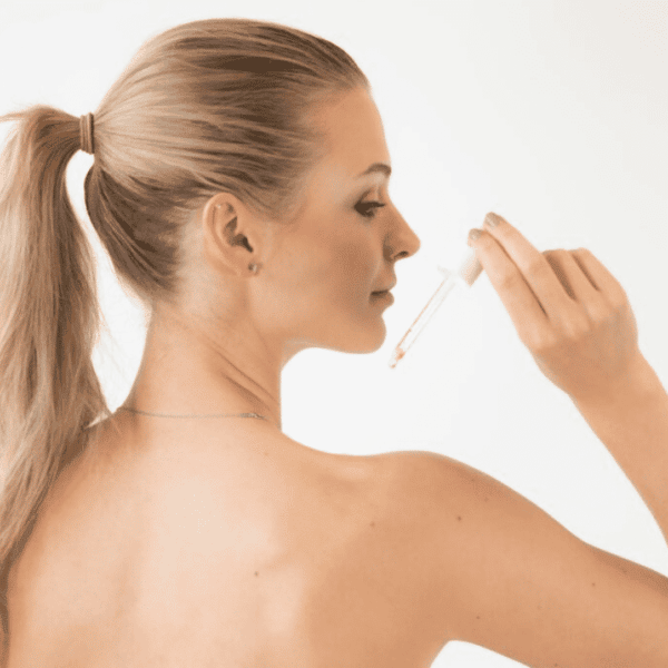 olio viso e corpo applicazione schiena donna