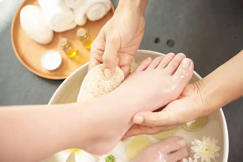 Scrub ai piedi per prevenire secchezza e screpolature