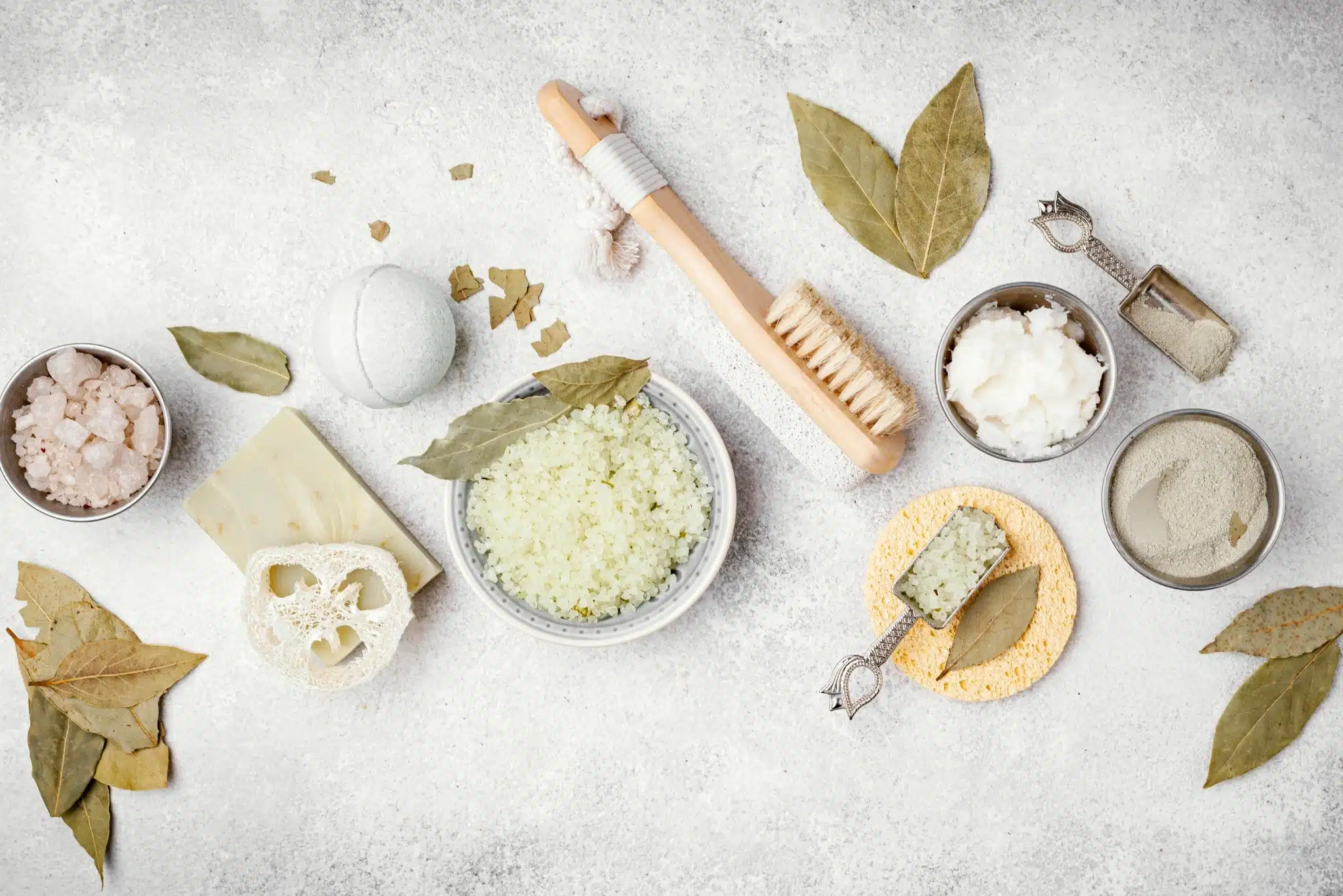 Prodotti e strumenti per esfoliazione: sali, spazzola corpo, sapone e accessori da bagno.