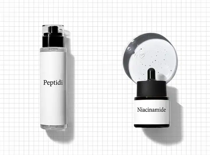Flacone con dispenser di siero ai Peptidi e flacone contagocce di siero alla Niacinamide, fotografati su sfondo bianco a quadretti in stile minimalista