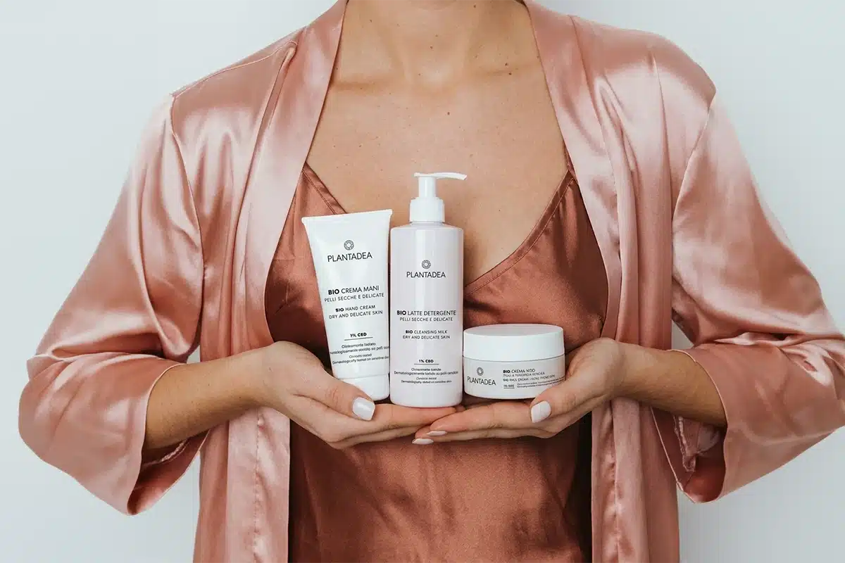 Prodotti PlantaDea per pelle secca e delicata: Bio Crema Mani, Bio Latte Detergente e Bio Crema Viso con CBD al 1%, linea certificata biologica